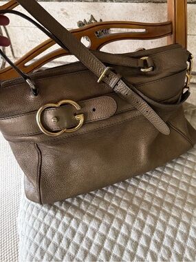 GUCCI gorgeous large pebbled olive leather hand bag.
